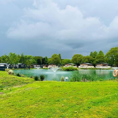 Vila Waterside Retreat With Hot Tub Pocklington Exteriér fotografie