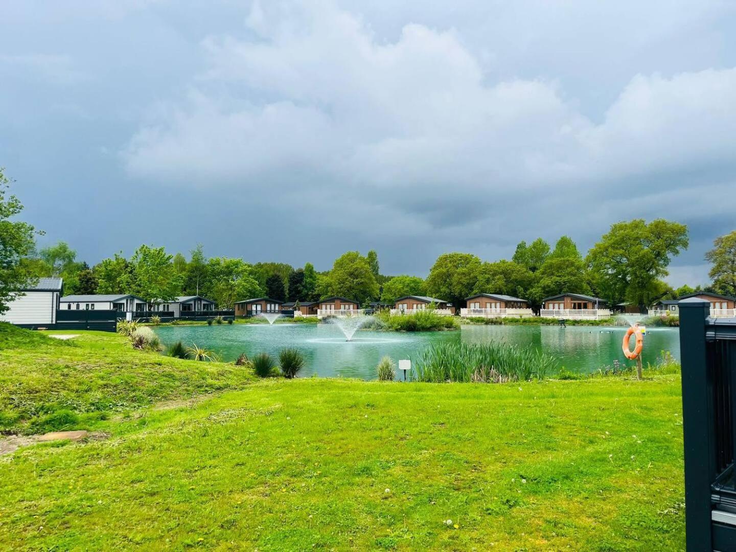 Vila Waterside Retreat With Hot Tub Pocklington Exteriér fotografie