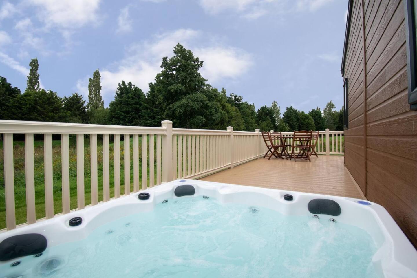 Vila Waterside Retreat With Hot Tub Pocklington Exteriér fotografie